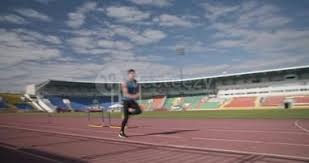 手腕骨折+肩部受伤，巴黎主席纳赛尔缠着绷带赴客场督战欧冠